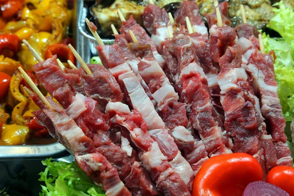 Muitos Espetos Carne Crua Legumes Cantina Empresa — Fotografia de Stock
