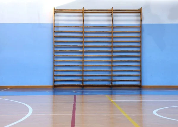 Sprossenwand Der Großen Leeren Sporthalle Ohne Die Athleten — Stockfoto