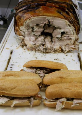 sokak ve büyük pişmiş domuz sadece kesim gıda Satılık domuz rostosu ile beş dolma sandviç standı