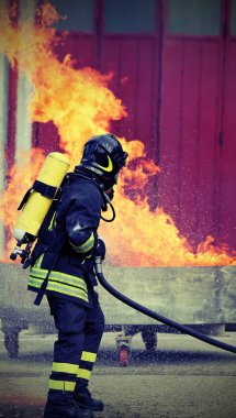 sıcak ateş ve itfaiyeci oksijen tankları ve eski vintage tonda etkisi ile