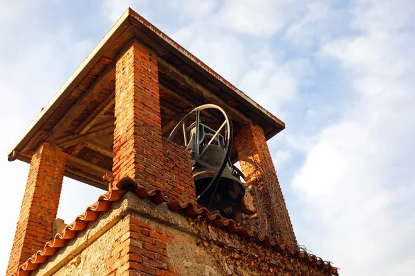 Antika Medeltida Tegel Klocktorn Med Brons Bell Och Blå Himmel — Stockfoto