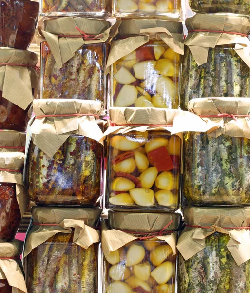 Muchos Frascos Con Dientes Ajo Con Pimientos Anchoas Marinadas Preparadas —  Fotos de Stock