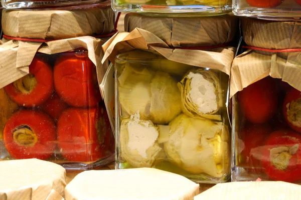 Pimientos Rojos Con Atún Interior Alcachofas Aceite Para Venta Tienda —  Fotos de Stock