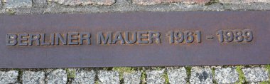 Berlin, BE, Almanya - 23 Ağustos 2016: Berlin Duvarı 'nda bir zamanlar Alman dilinde Berlin Duvarı anlamına gelen BERLINER WALL yazılı plaket 