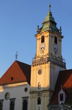 Antik kilise çan kulesinde Slovakya Avrupa'nın Bratislava şehir ile
