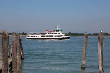 Venedik deniz otobüsü de Vaporetto İtalya Venedik turistlere taşıma için İtalyanca dil Bricole denilen gemi demirlemek için Polonyalılar ile Limanında demirleme süre denir