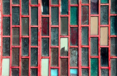 renkli cam dikdörtgenin içinde bir ızgara kırmızı renk arka plan