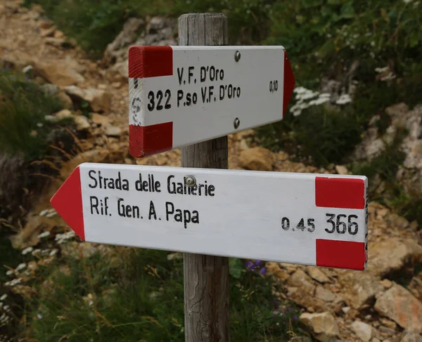 Italiaanse Trail Marker Met Tekst Dat Middelen Van Verkeerstunnels Alpin — Stockfoto