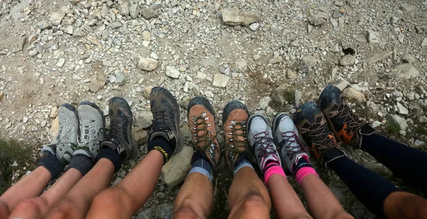 Famille Cinq Avec Des Bottes Escalade Montagne — Photo