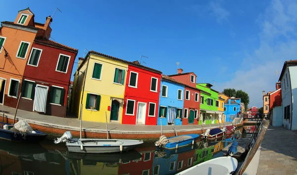 Barevné Domy Člunů Ostrově Burano Nedaleko Benátek Itálii Širokoúhlého Objektivu — Stock fotografie