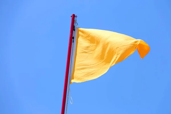 Żółta Flaga Macha Błękitne Niebo Nad Tower Ratownik — Zdjęcie stockowe