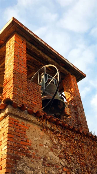 Stare Cegły Średniowiecznych Dzwonnica Stary Dzwon Spiżowy Błękitne Niebo Zachmurzeniem — Zdjęcie stockowe