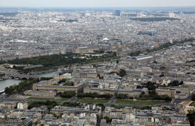 Paris, Fransa - 21 Ağustos 2018: Panoramik Eyfel Kulesi ile Louvre Müzesi binalar ve Seine Nehri üzerinden
