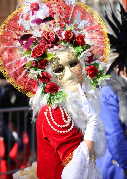 Venetië Italië Februari 2018 Man Vrouw Met Grote Masker Venetiaanse — Stockfoto