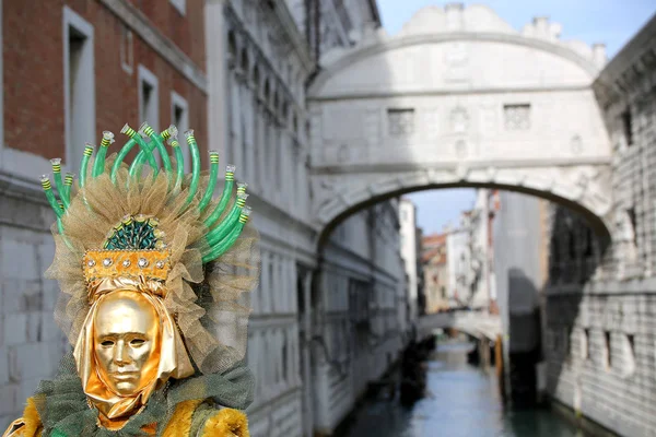 Venezia Italy February 2018 Person Golden Mask Bridge Sighs Ducal — Stock Photo, Image