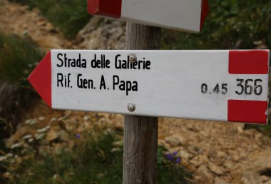 İtalyan iz marker Tünel yol ve Alpin kulübe anlamına gelir metin ile Kuzey İtalya'daki Pasubio dağda A. Papa denilen