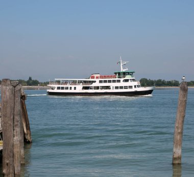 Venedik deniz otobüsü de Vaporetto İtalya Venedik turistlere taşıma için süre ile Bricole içinde İtalyanca dil denilen gemi demirlemek için ahşap direklerin Limanında demirleme denir