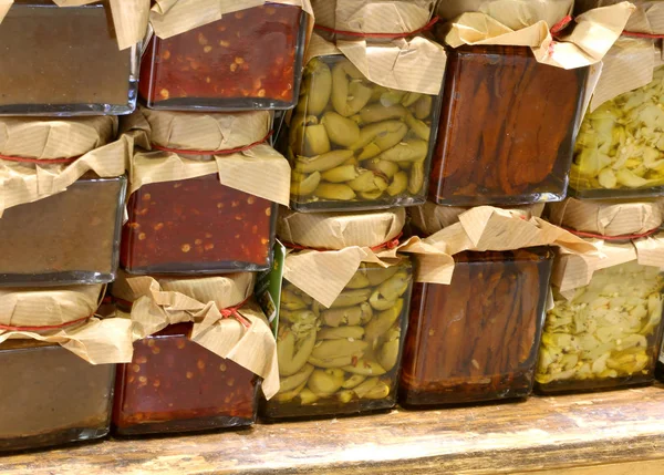 Muchos Frascos Con Pimientos Verduras Escabeche Preparados Mano País Mediterráneo —  Fotos de Stock