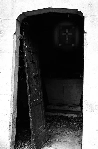 Сломанная Дверь Старой Заброшенной Могилы Кладбище Черно Белым Эффектом — стоковое фото