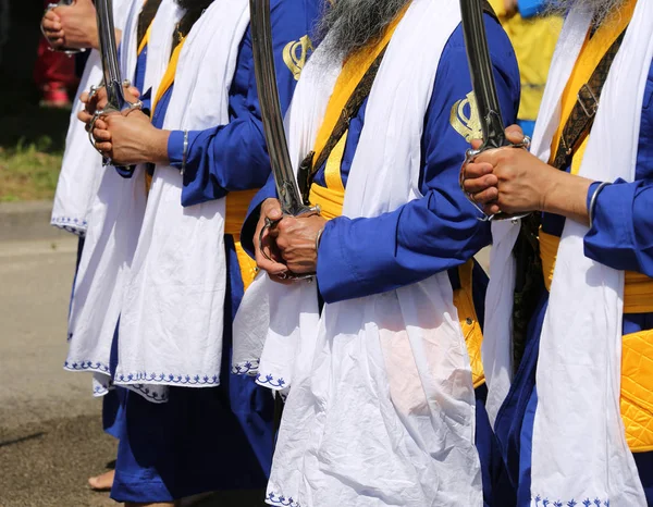 Религиозная Церемония Сикхами Мужчин Большие Мечи Руке — стоковое фото