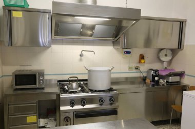 Büyük endüstriyel mutfak soba ve masa yemek hazırlama için büyük bir tencere ile paslanmaz çelik mobilya