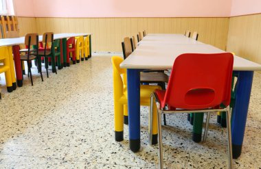 Çocuklara yemek odası küçük sandalye ve yemek için küçük tablolar ile