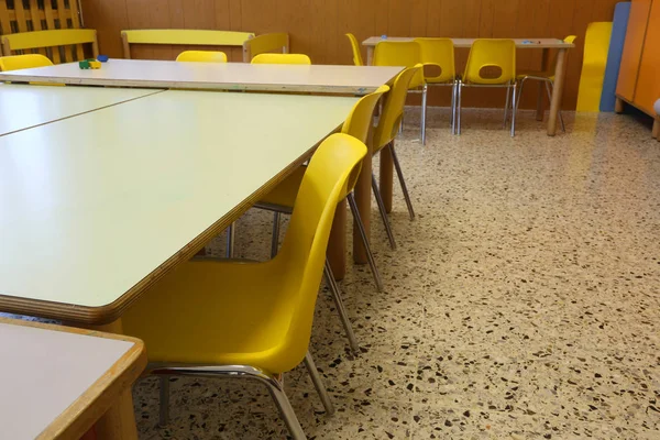 Dentro Aula Escolar Una Escuela Con Sillas Amarillas Pequeñas Mesas —  Fotos de Stock