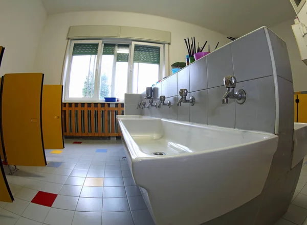 Badkamer Van Een Kleuterschool Met Grote Keramische Wastafels — Stockfoto