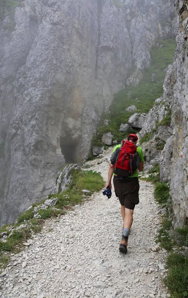 Escursionista Con Uno Zaino Rosso Cammina Ripido Sentiero Montagna — Foto Stock