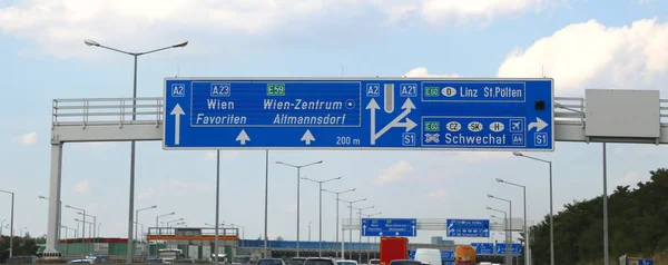 Автомагістраль Знак Австрії Напрямків Йти Відні Або Wien Письмовою Мовою — стокове фото