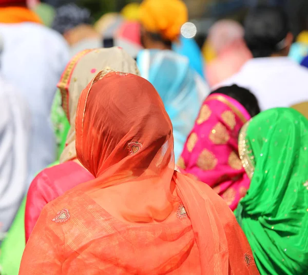 Vrouwen Met Hoofd Bedekt Door Een Sluier Tijdens Een Buiten — Stockfoto