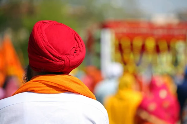 Náboženské Projevy Rudých Turbanů Nosí Vousatý Muž Sikh Náboženství — Stock fotografie