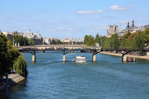 Barca Bianca Attraversa Senna Parigi Passando Sotto Ponte — Foto Stock