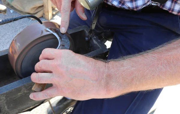 Knife Sharpener Sharpens Blade Old Bill Hook Using Grinding Wheel — Stock Photo, Image