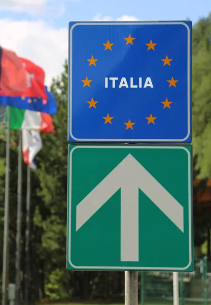 Дорожній Знак Прапором Кордон Італії — стокове фото