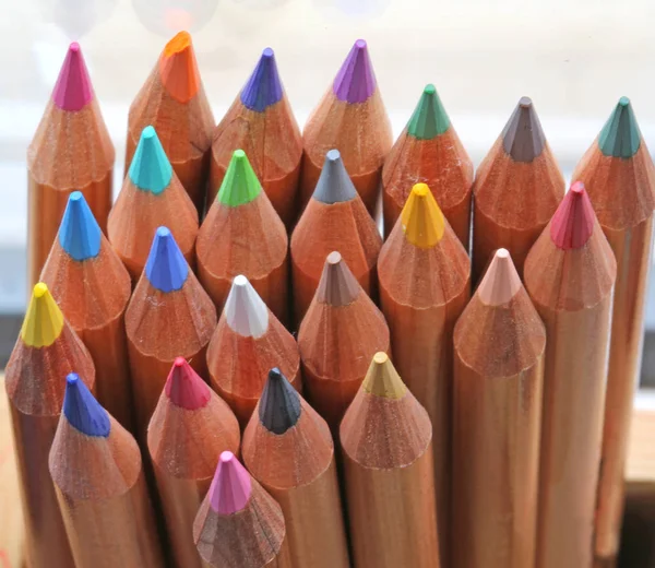 多くの色のヒントと木製色鉛筆の背景色 — ストック写真