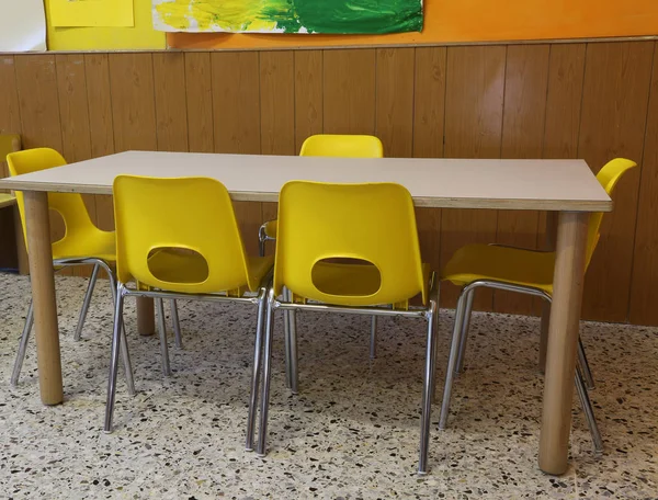 Żółty Krzesła Stolik Przedszkolu Bez Dzieci — Zdjęcie stockowe