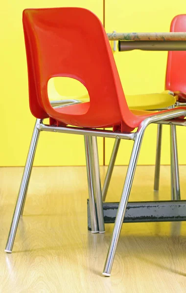 Pequena Cadeira Vermelha Sala Aula Escola — Fotografia de Stock