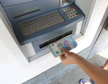 Atm Makine ve Euro Bankonotes yaz aylarında bir el ile