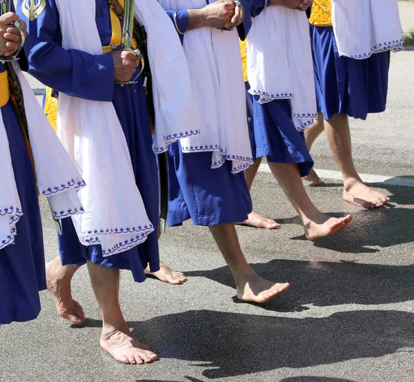 Sikh Muži Oblečenými Tradičních Modrých Šatech Chůze Naboso Silnici Během — Stock fotografie