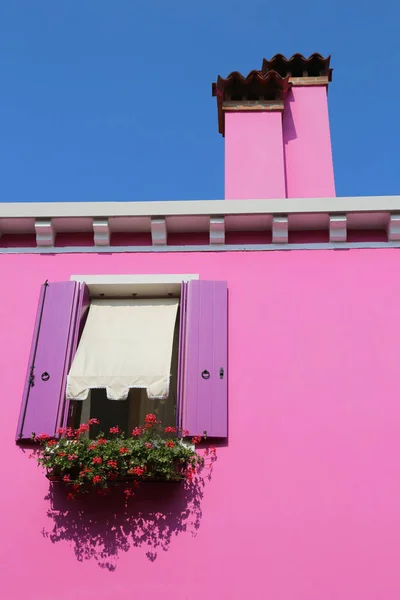 Casa Fúcsia Com Janela Duas Chaminés Itália — Fotografia de Stock