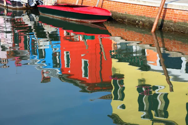 Weerspiegeling Het Water Van Gekleurde Huizen Van Burano Buurt Van — Stockfoto