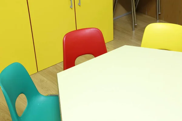 学校に3つの小さな椅子と小さなテーブル — ストック写真