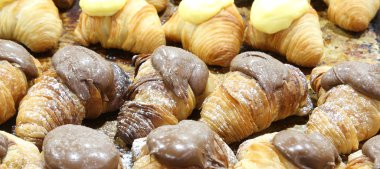 krema ve çikolata bir pasta Satılık birçok kruvasan dolu