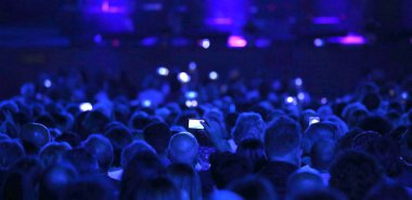 canlı konser ve mavi ışıklar modern akıllı telefon olan birçok kişi