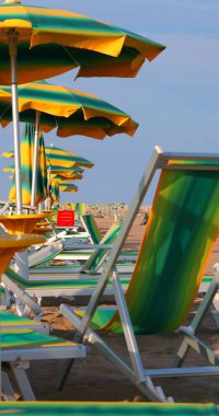birçok güneş şemsiyesi ve deskchairs yaz aylarında sahilde