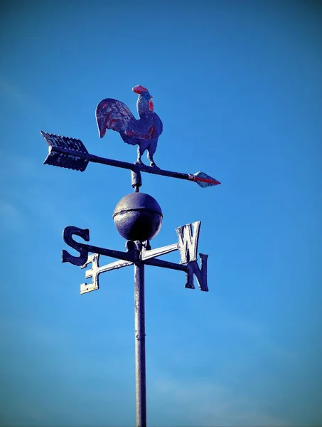 Stalen Vleugelrad Met Een Haan Die Windrichting Kardinaalpunten Aangeeft — Stockfoto