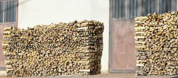 Very Large Woodshed Mountain House Uses Natural Heating Dry Logs — Stock Photo, Image