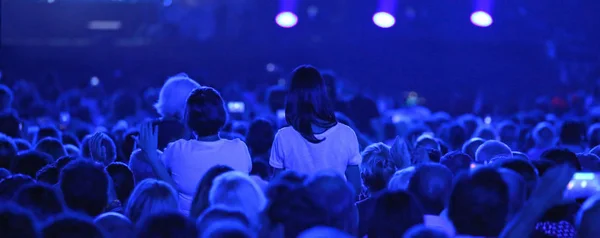 Twee Jonge Meisjes Meer Mensen Live Concert Veel Blauwe Lichten — Stockfoto
