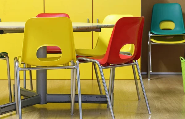 Dentro Uma Sala Aula Jardim Infância Com Cadeiras Pequenas Uma — Fotografia de Stock